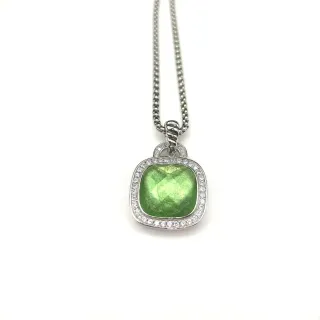 Collier pendentif vert iridescent taille coussin avec halo