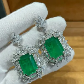 Brincos de prata verde com pedra central corte esmeralda halo marquise
