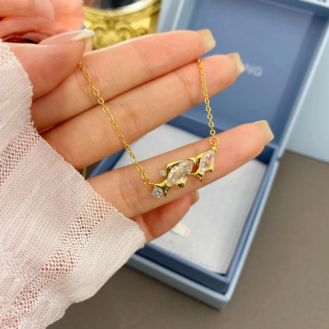HEFANG Gold Transparent Chain Fish-Shaped Pendant Necklace 3