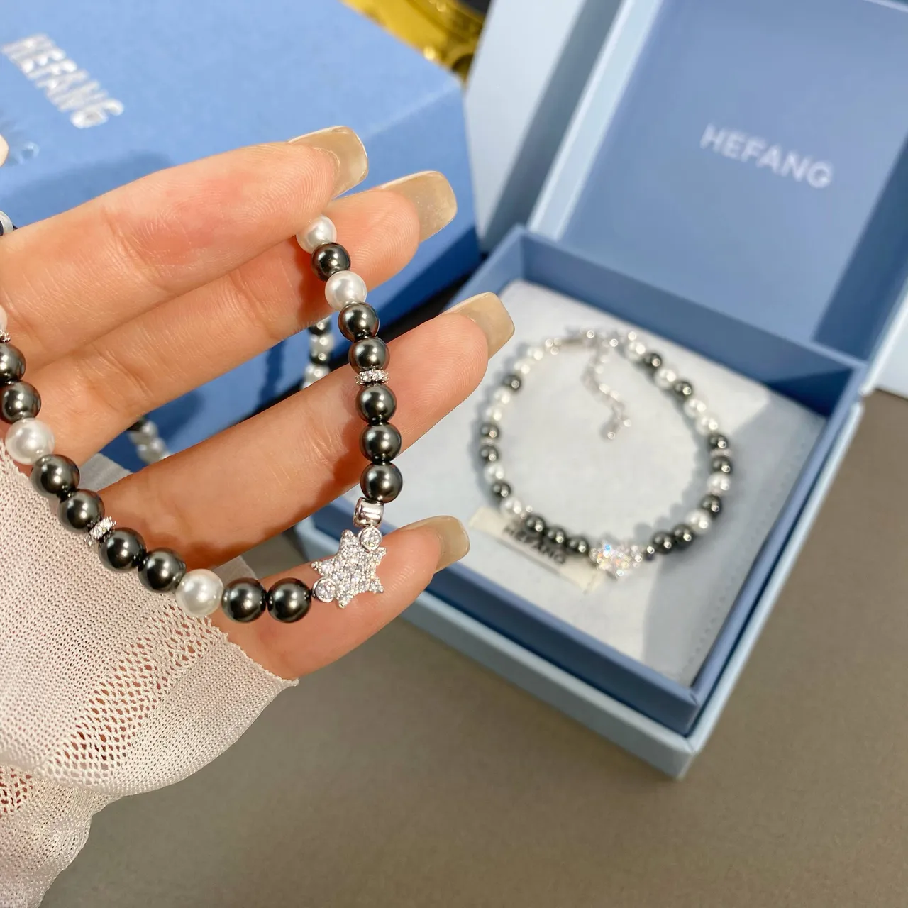 HEFANG Gray White Pearl-Beaded Two-Tone Bracelet 3
