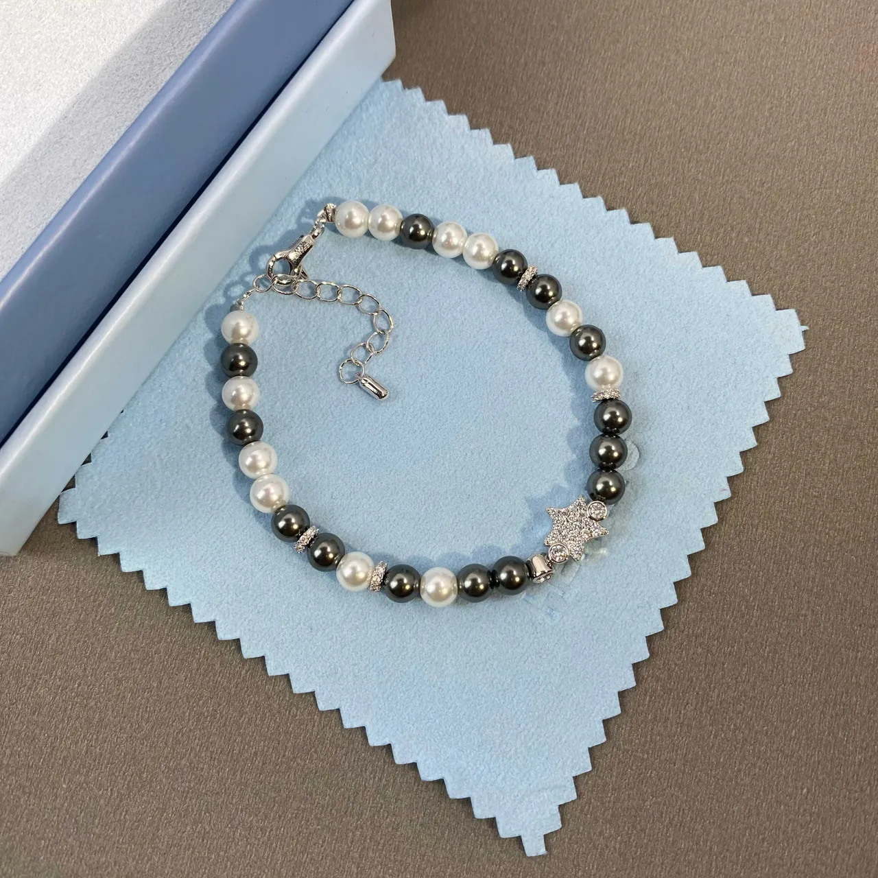 HEFANG Gray White Pearl-Beaded Two-Tone Bracelet 5