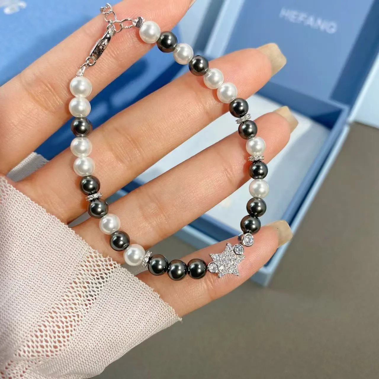 HEFANG Gray White Pearl-Beaded Two-Tone Bracelet 7