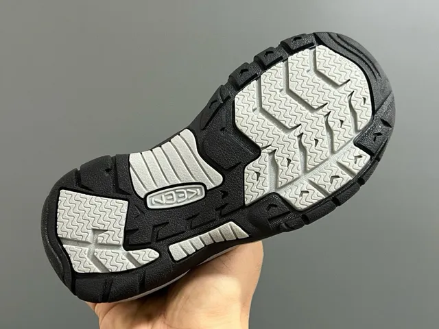 KEEN 蓝绿色可调节魔术贴鞋带橡胶鞋头护垫休闲凉鞋 7