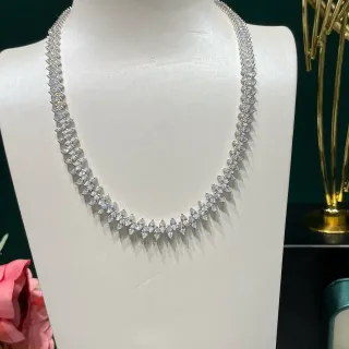 Collier à multiples rangs avec pierres marquise pavé