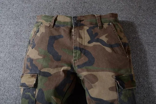 Calça cargo com estampa de camuflagem multicolor e bolsos cargo 10