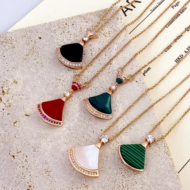 Collier pendentif en or multicolore en forme d'éventail avec esmalte et gemmes incrustées 2