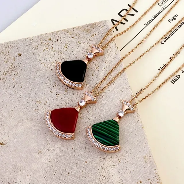 Collier pendentif en or multicolore en forme d'éventail avec esmalte et gemmes incrustées 4