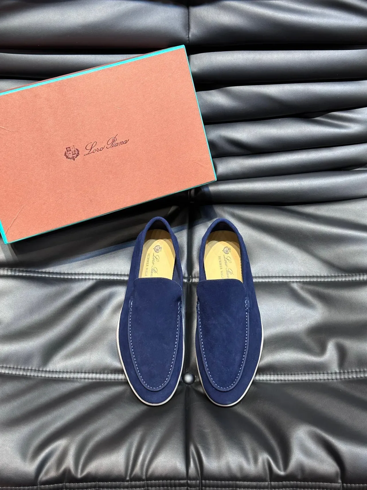 Loafer de ante navy beige con costuras moccasin en el vamp 2