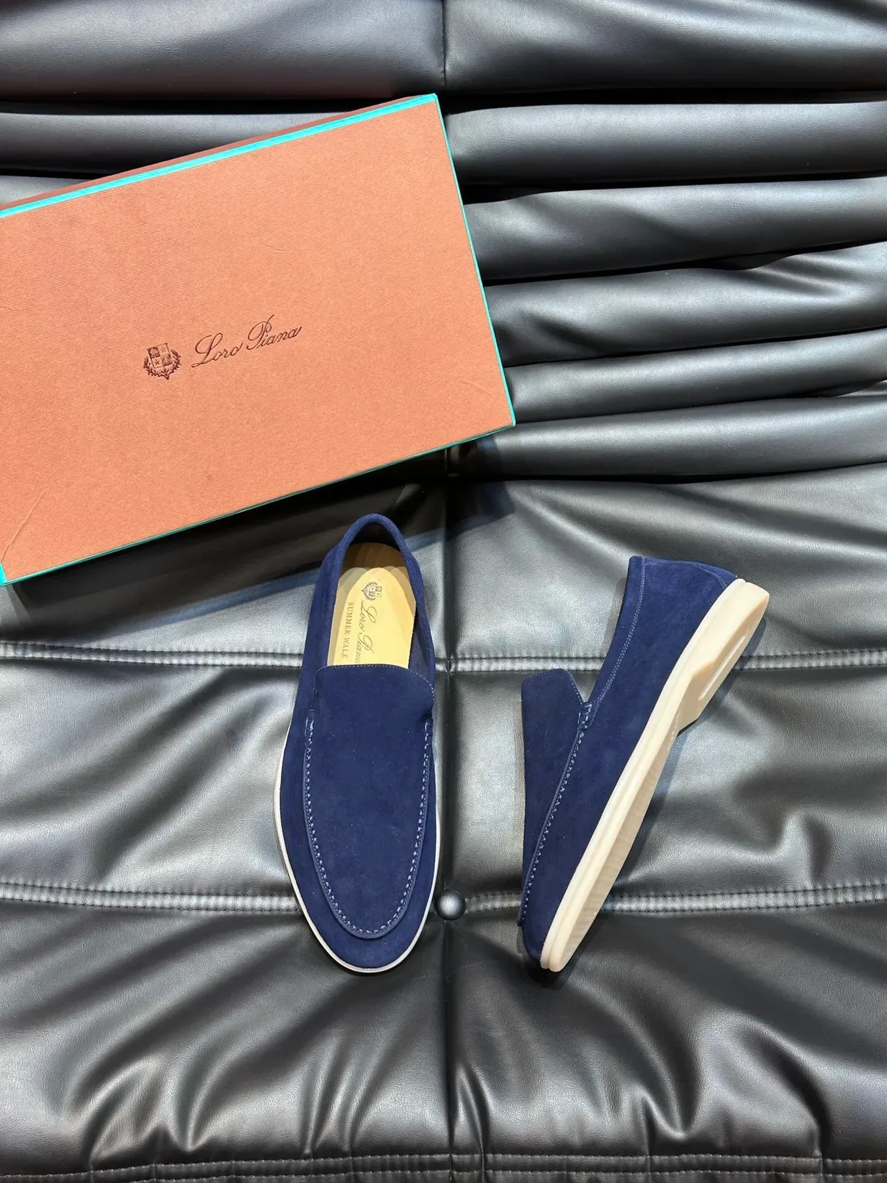 Loafer de ante navy beige con costuras moccasin en el vamp 3