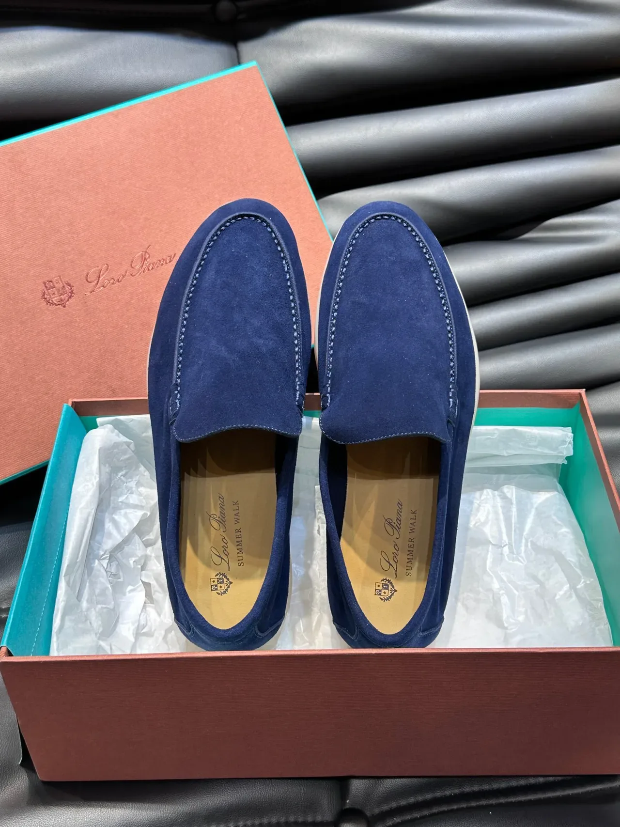 Loafer de ante navy beige con costuras moccasin en el vamp 4