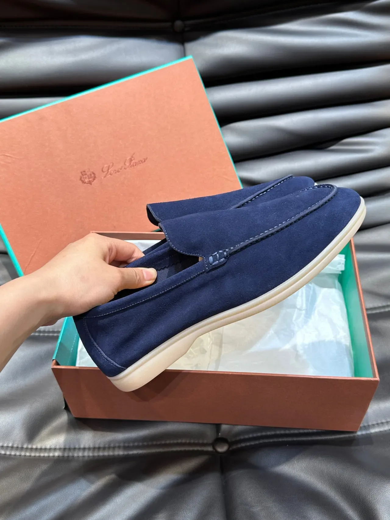 Loafer de ante navy beige con costuras moccasin en el vamp 5