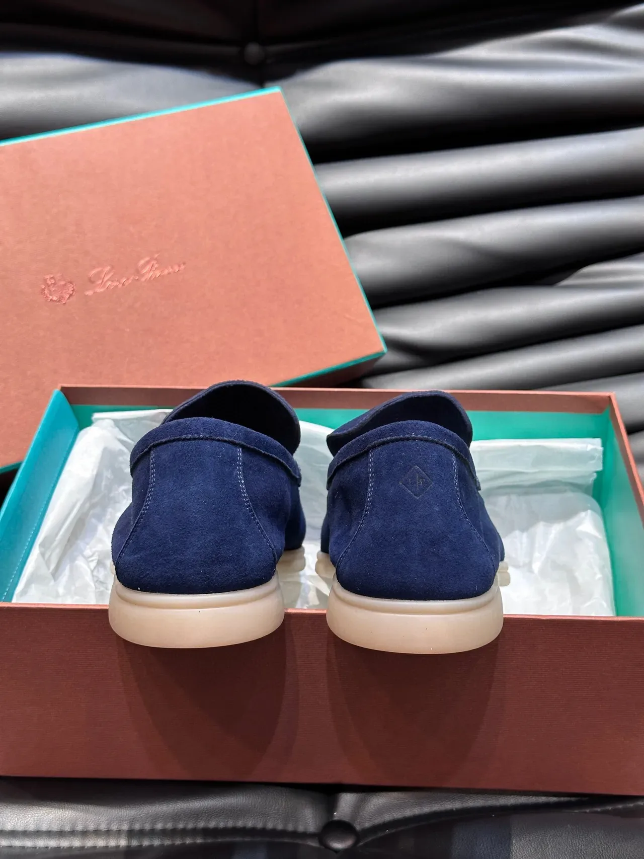 Loafer de ante navy beige con costuras moccasin en el vamp 6