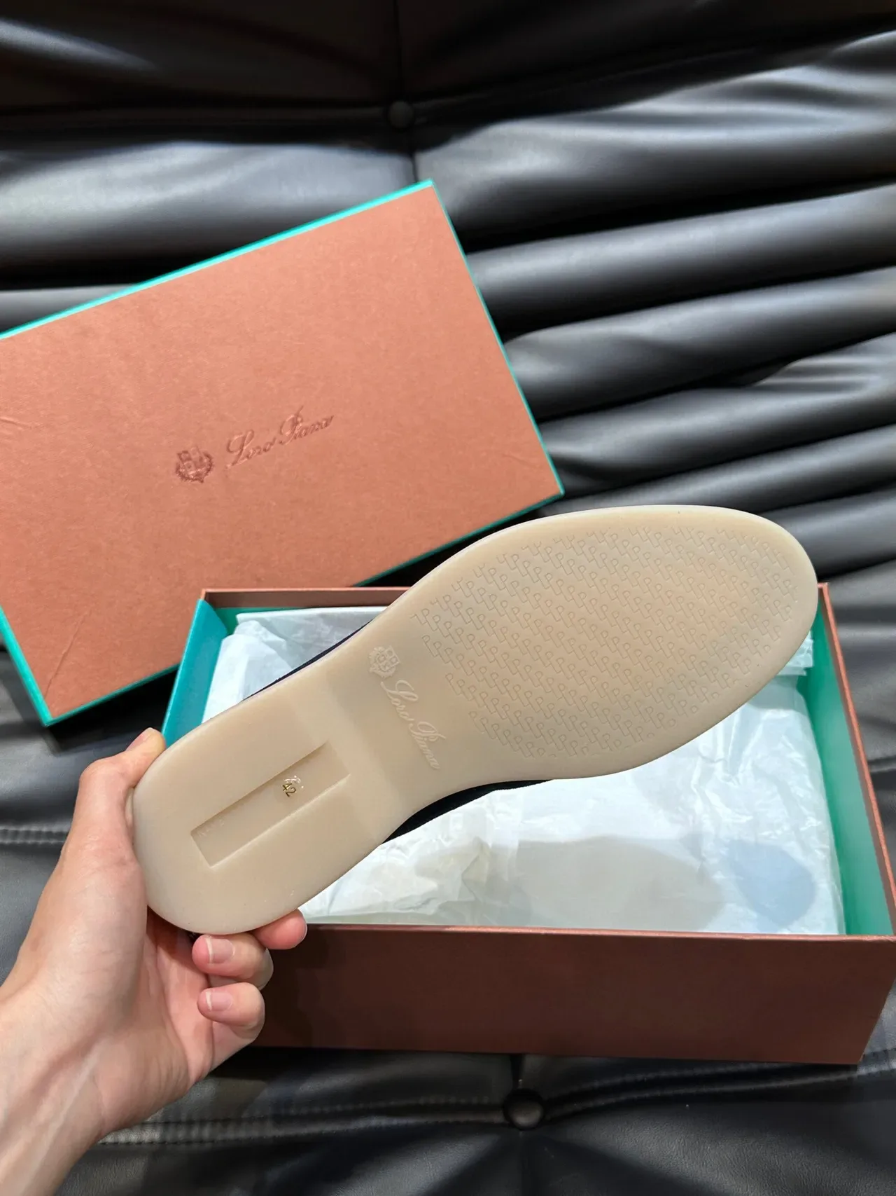 Loafer de ante navy beige con costuras moccasin en el vamp 9