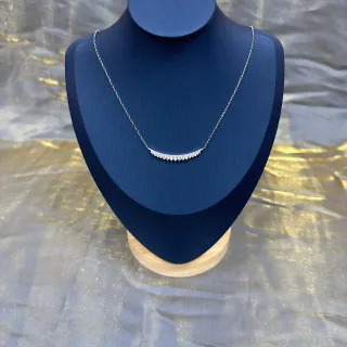 Collar con colgante de barra curva Pavé