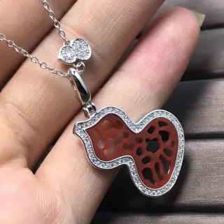 Collier pendentif double en cœur de pierre rouge sculptée avec pavé