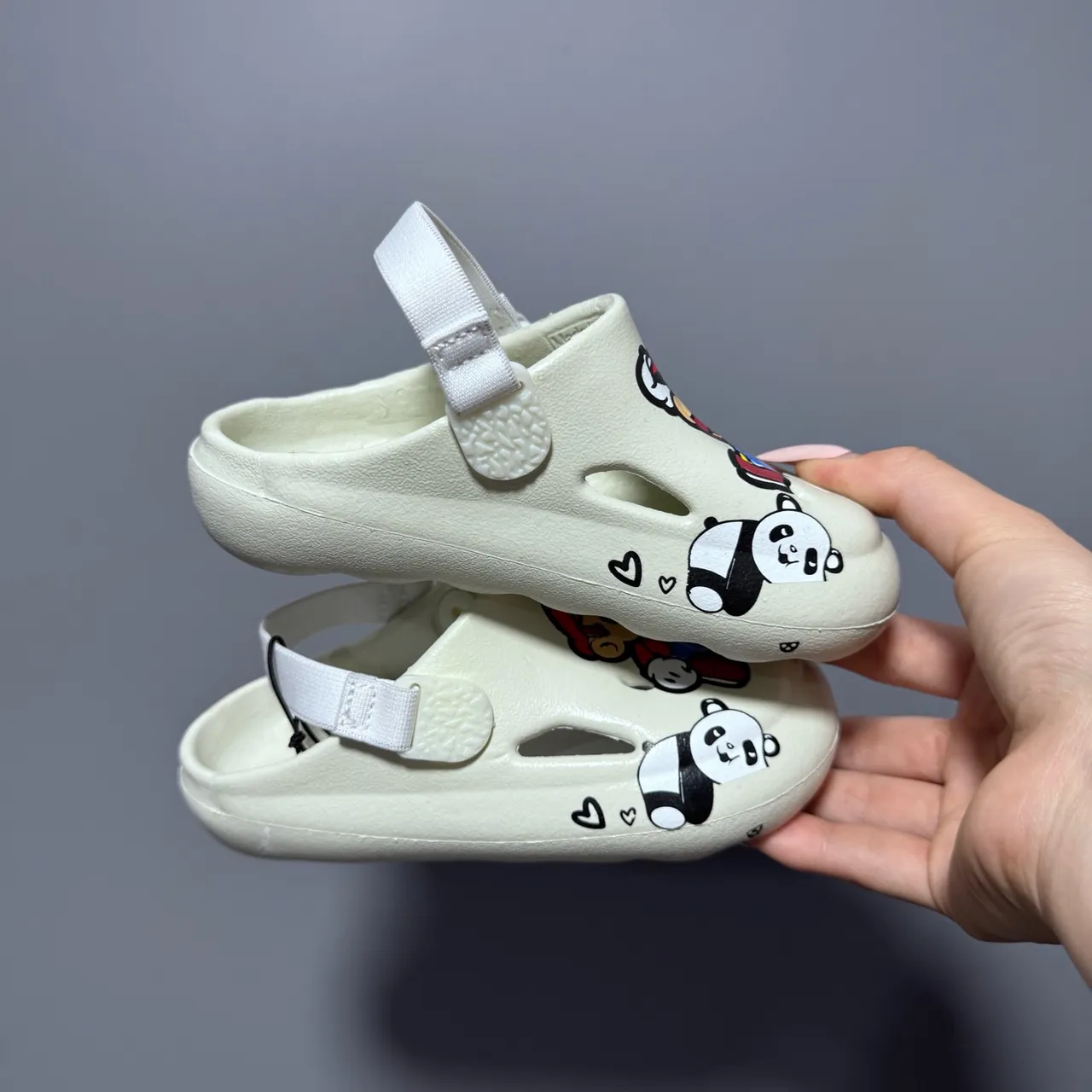 Sabots roses à imprimé personnages, moulés avec brides arrière 8