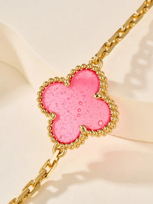 Bracelet en chaîne d'or rose avec charms en émail en forme de quatrefeuille 2