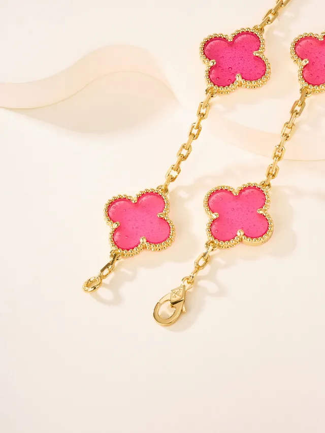 Bracelet en chaîne d'or rose avec charms en émail en forme de quatrefeuille 3