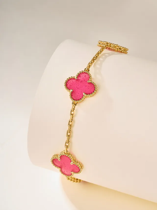 Bracelet en chaîne d'or rose avec charms en émail en forme de quatrefeuille 4
