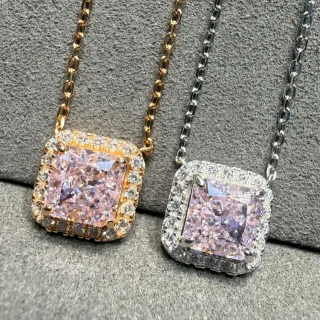 Collier en or rose avec pierre centrale en coupe cushion carrée halo et pave