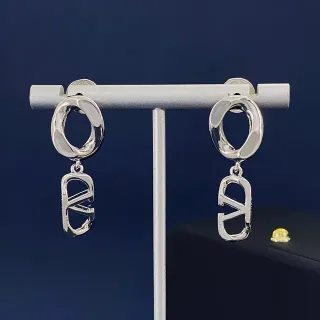 Brincos geométricos pendentes de loop aberto em prata polida