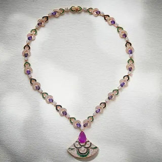 Collier avec pendentif en forme d'éventail violet et vert gem-set maillons géométriques