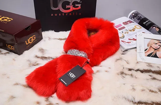 Cachecol vermelho de faux-fur peludo 5