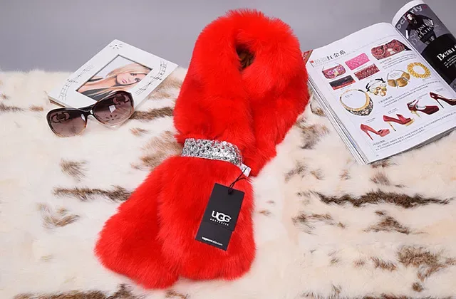 Cachecol vermelho de faux-fur peludo 6