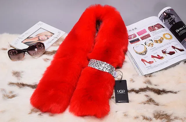 Cachecol vermelho de faux-fur peludo 7