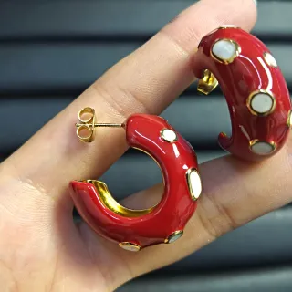 Brincos de Esmalte Vermelho e Ouro Brilhante com Acentos de Metal
