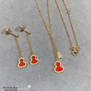Collier avec pendentif en or rouge en forme de gourde avec halo Pavé