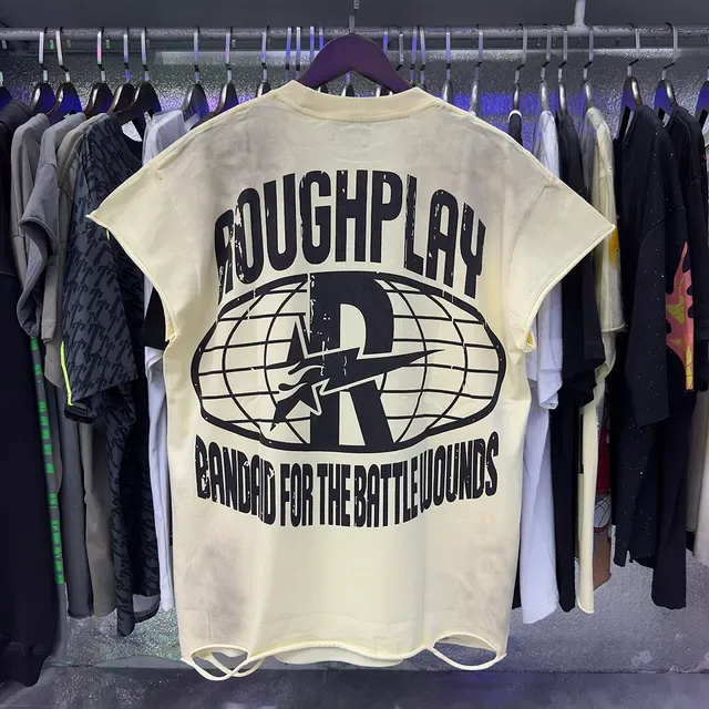 Camiseta gráfica desgastada ROUGHPLAY Tirita para las heridas de batalla 8