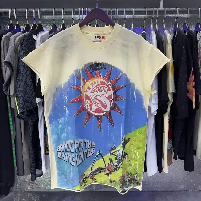 Camiseta gráfica desgastada ROUGHPLAY Tirita para las heridas de batalla 9