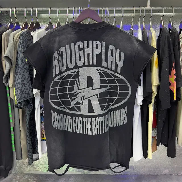 Camiseta gráfica desgastada ROUGHPLAY Tirita para las heridas de batalla 10
