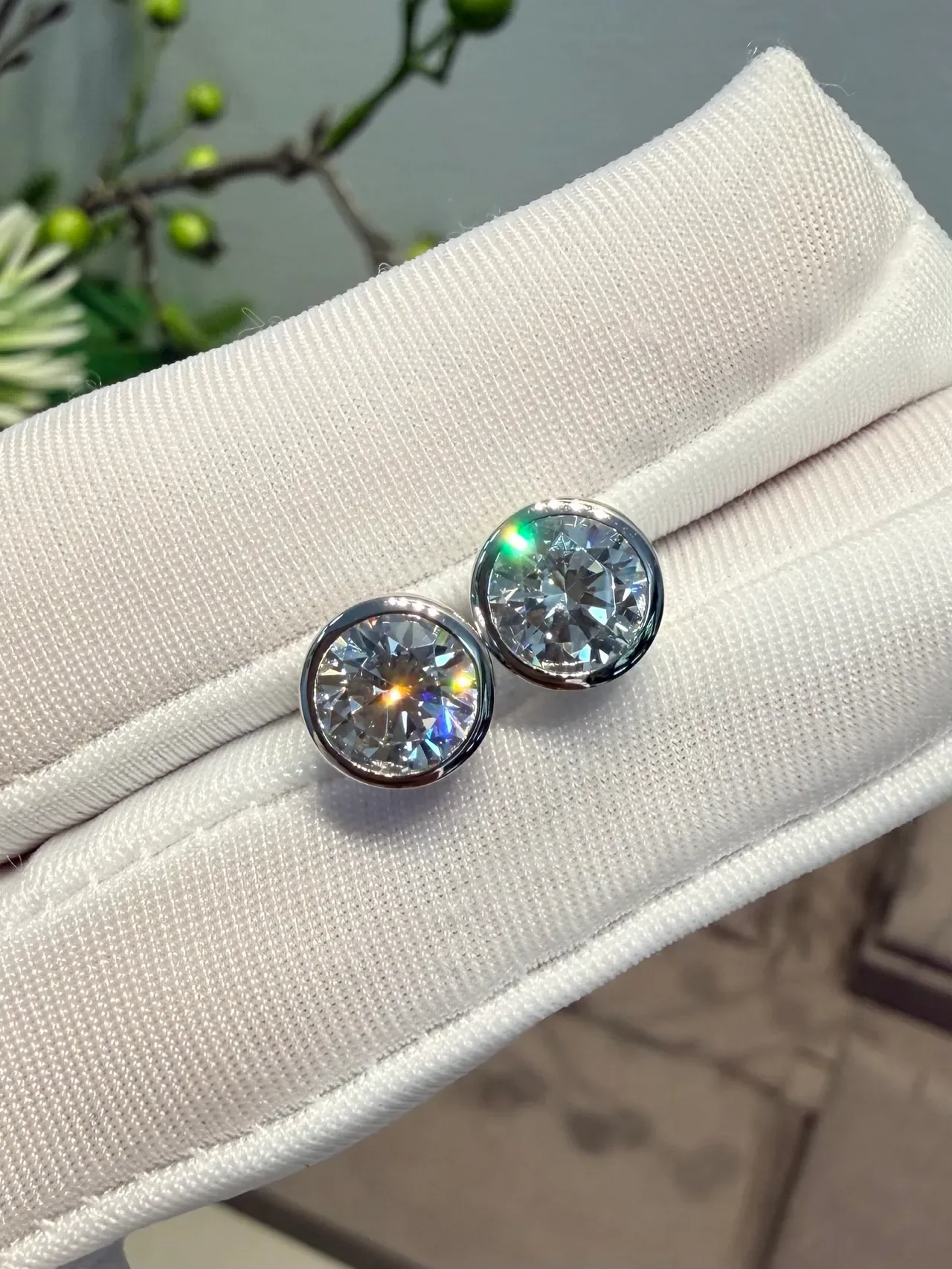 Round Bezel-Set Faceted Clear Stone Stud Earrings 8