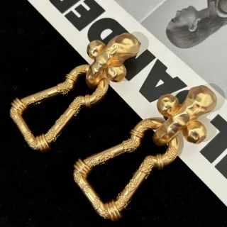 Aretes Escultóricos de Tono Dorado Texturizados Geométricos