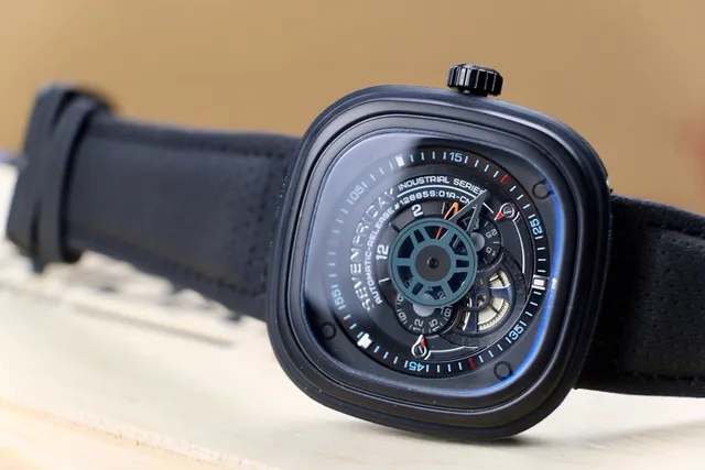 SevenFriday P1-CNC Industrial Series काला ओपन हार्ट यांत्रिक घड़ी 2