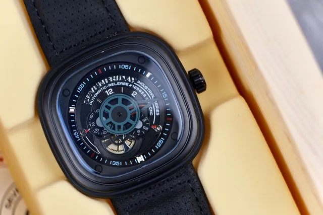 SevenFriday P1-CNC Industrial Series काला ओपन हार्ट यांत्रिक घड़ी 5