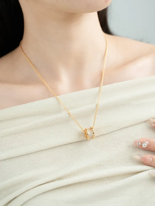 Collares con colgantes de barril Pavé en tono plata y oro 3