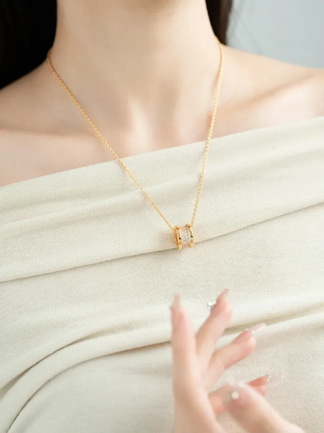 Collares con colgantes de barril Pavé en tono plata y oro 4