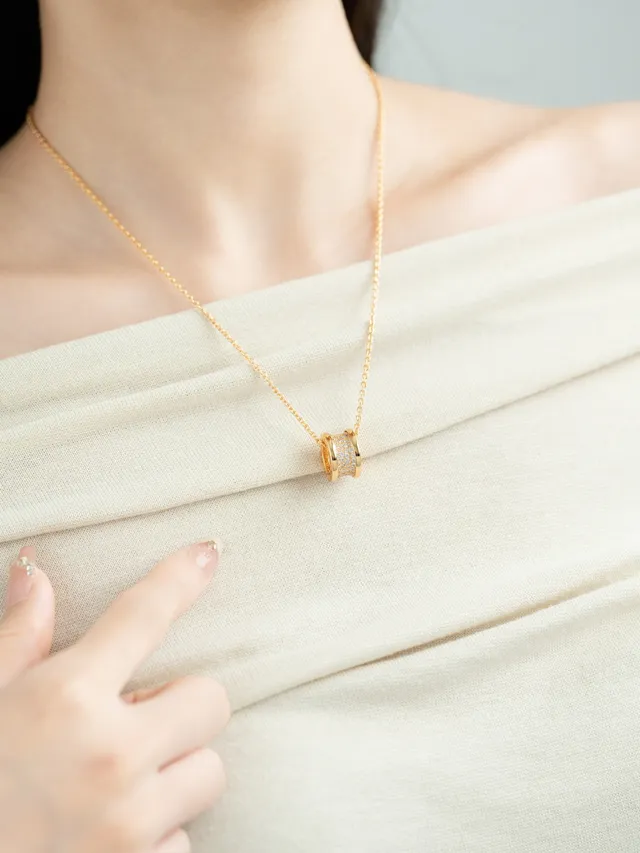 Collares con colgantes de barril Pavé en tono plata y oro 5
