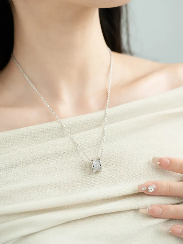 Collares con colgantes de barril Pavé en tono plata y oro 6