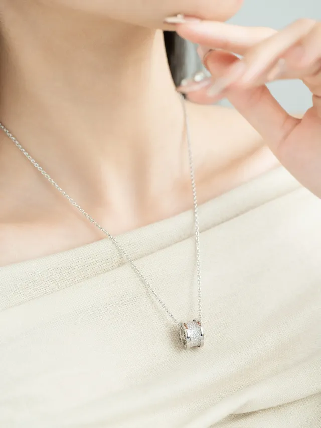 Collares con colgantes de barril Pavé en tono plata y oro 7