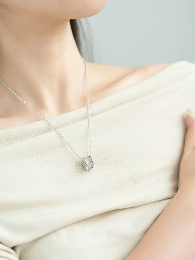 Collares con colgantes de barril Pavé en tono plata y oro 8