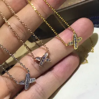 Collier avec pendentif en forme d'avion en argent et or pavé de cristaux