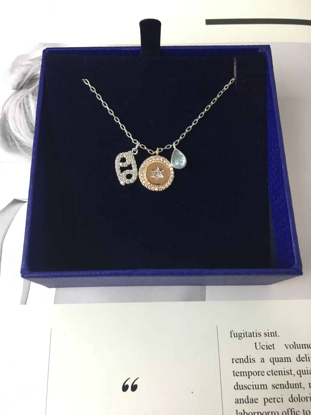 Collar de plata y oro con múltiples charms, pave-set con símbolo del zodíaco 2