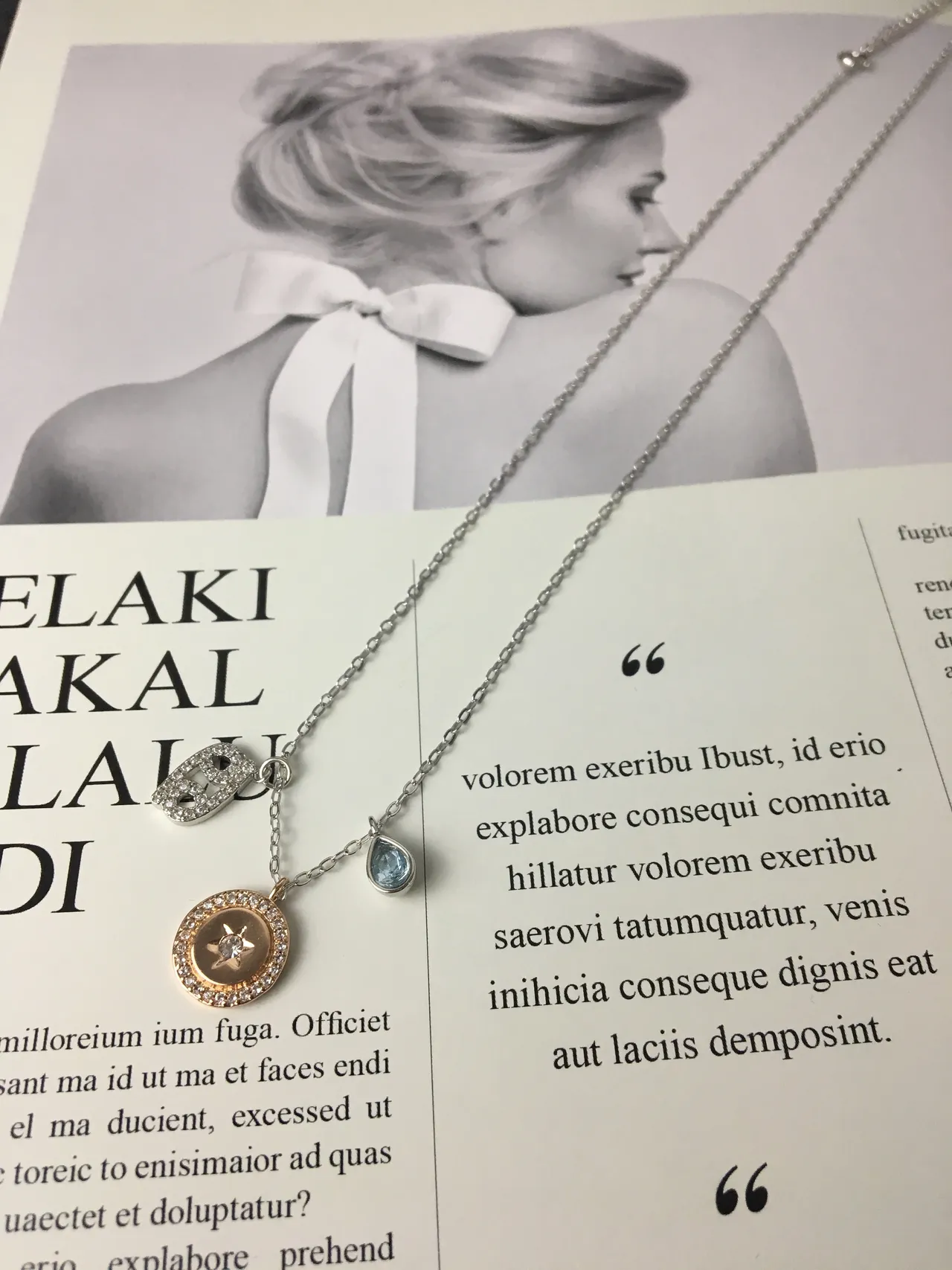 Collar de plata y oro con múltiples charms, pave-set con símbolo del zodíaco 3