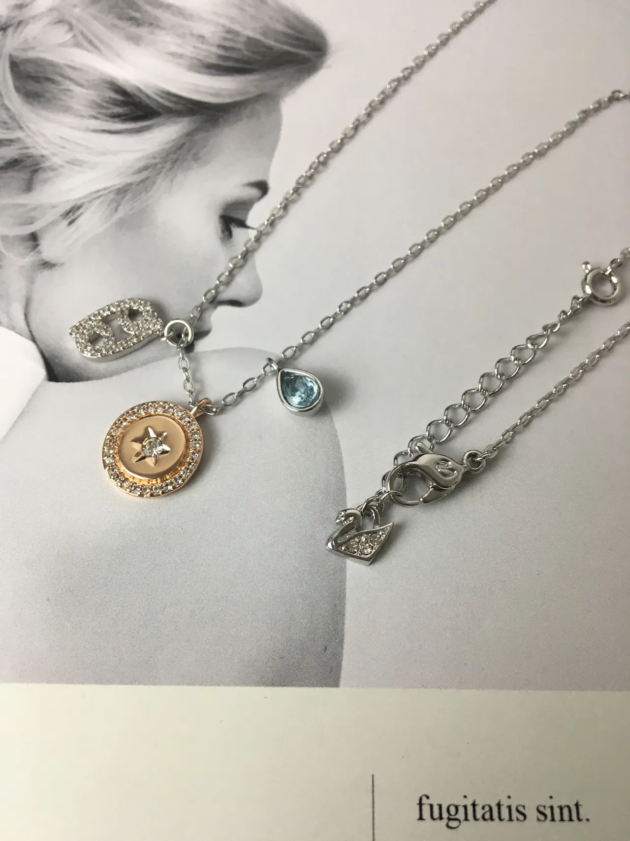 Collar de plata y oro con múltiples charms, pave-set con símbolo del zodíaco 4