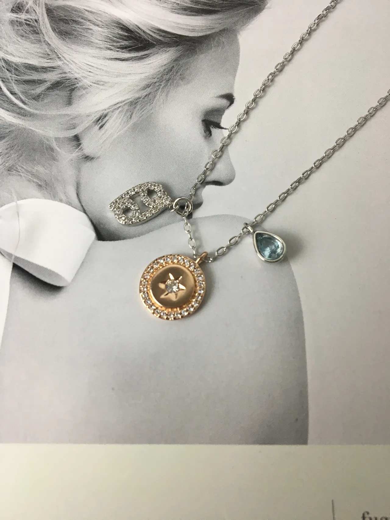 Collar de plata y oro con múltiples charms, pave-set con símbolo del zodíaco 5