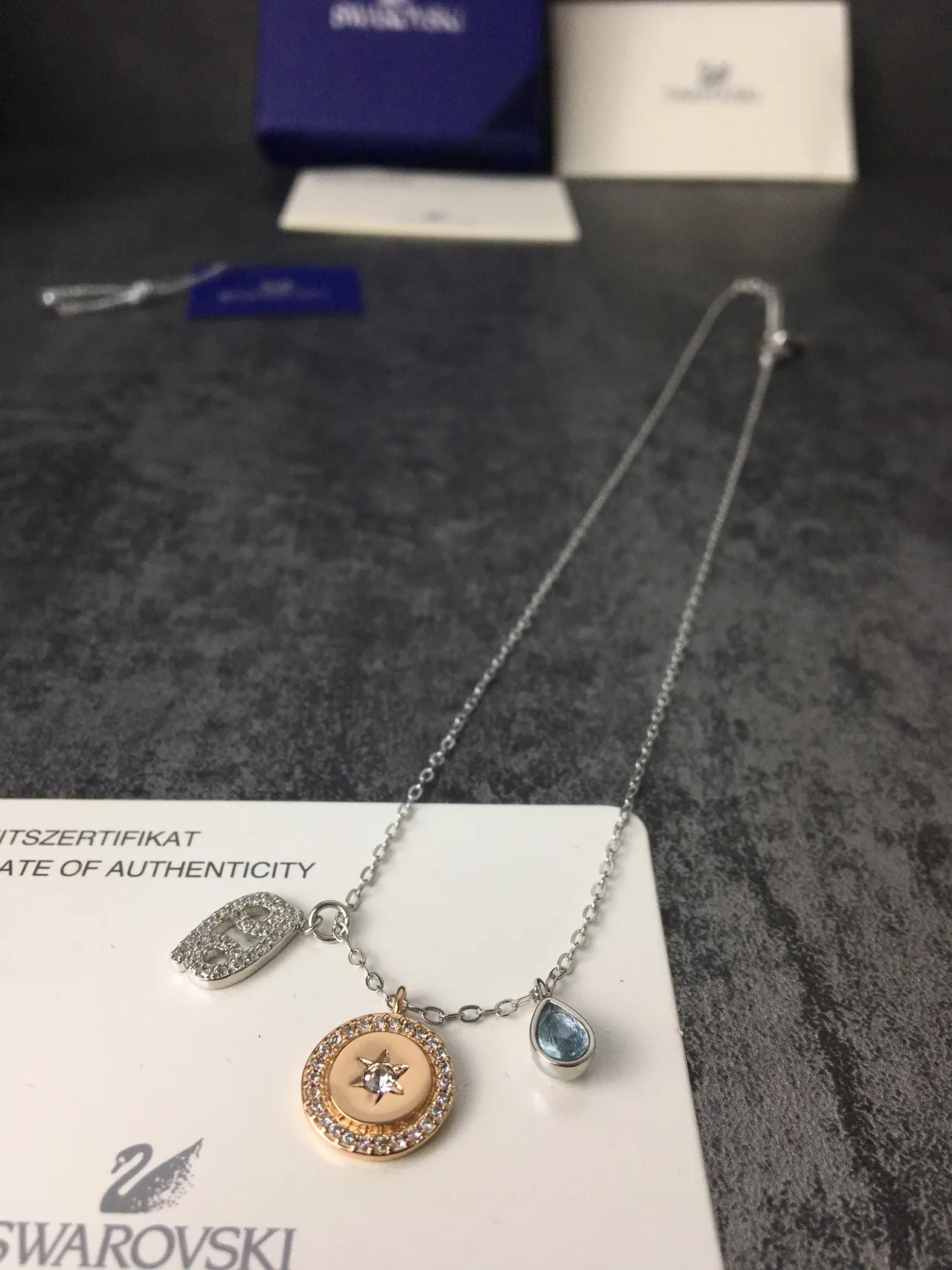 Collar de plata y oro con múltiples charms, pave-set con símbolo del zodíaco 6